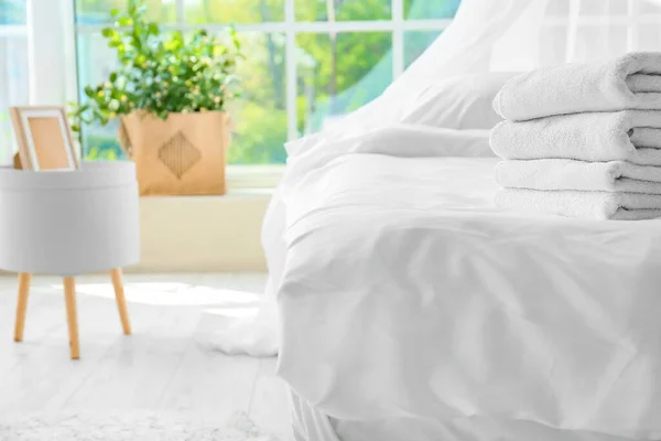 Großes Bequemes Bett Mit Sauberer Bettwäsche Zimmer — Stockfoto