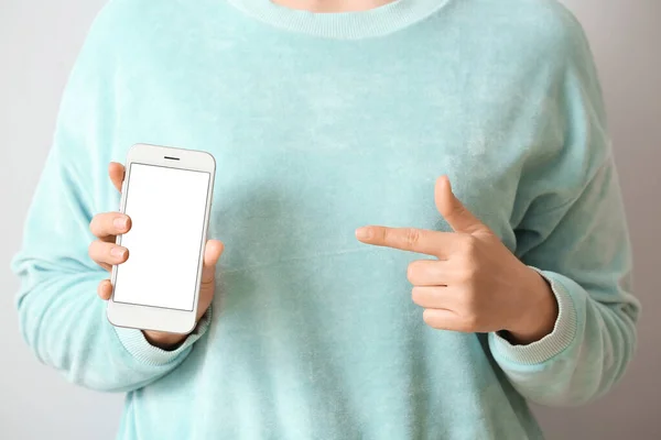 Mujer Con Teléfono Móvil Sobre Fondo Claro — Foto de Stock