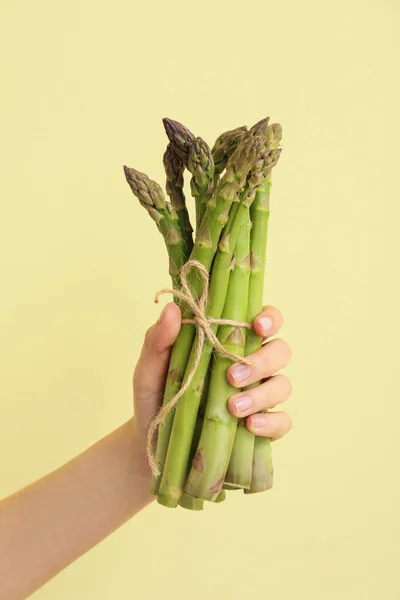 Hand Fresh Asparagus Color Background — Stock Photo, Image