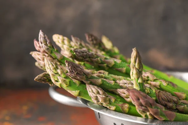 Colander Fresh Asparagus Table Closeup — Stock Photo, Image