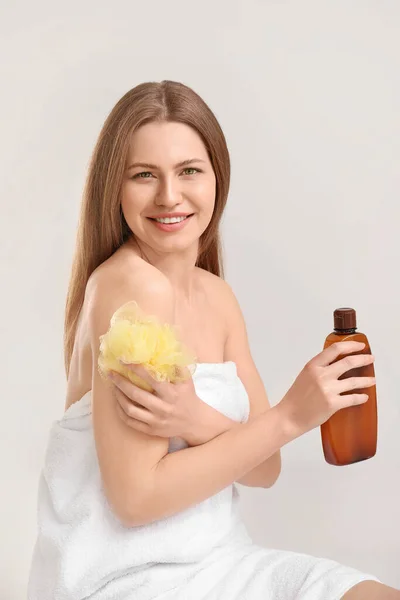 Bella Giovane Donna Con Gel Doccia Sfondo Chiaro — Foto Stock