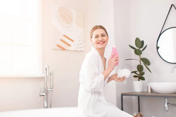 Hermosa Mujer Joven Con Gel Ducha Baño — Foto de Stock