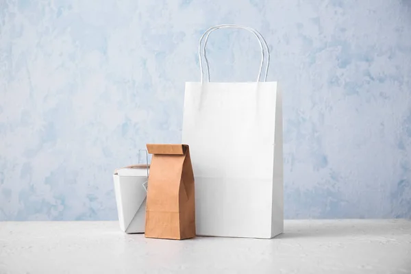 Bolsas Papel Caja Sobre Mesa Contra Fondo Claro — Foto de Stock