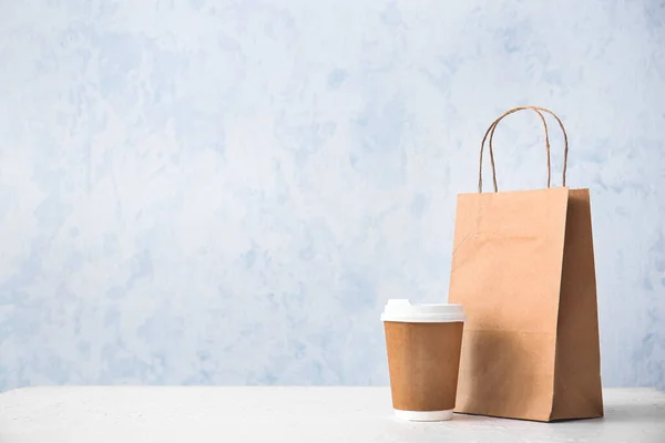 Papiertüte Und Kaffeetasse Auf Dem Tisch — Stockfoto