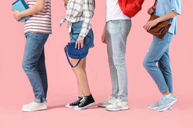 Renk arkaplanı kuyruğunda bekleyen öğrenciler