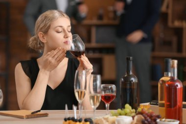 Kadın restoranda şarap tadıyor.