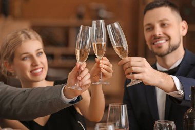 İnsanlar restoranda şarap tadıyor.