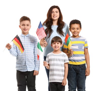 Beyaz arka planda küçük çocukları olan dil okulunun kadın öğretmeni.