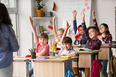 Dil okulunda ders sırasında küçük çocuklar