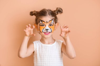 Renkli arka planda yüz resmi olan komik küçük kız.