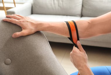 Mobilya taşımak için kargo kemeri kullanan yükleyici, yakın plan