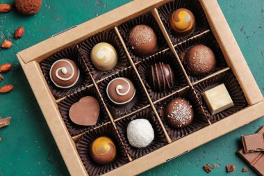 Renkli arkaplanda lezzetli şekerlerle dolu bir kutu