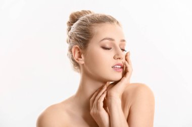 Beyaz arka planda güzel bir genç kadının portresi.