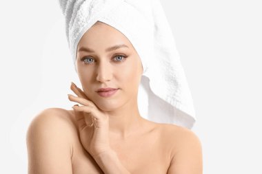 Beyaz arka planda güzel bir genç kadının portresi.