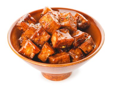 Beyaz arka planda lezzetli tofu peynirli kase