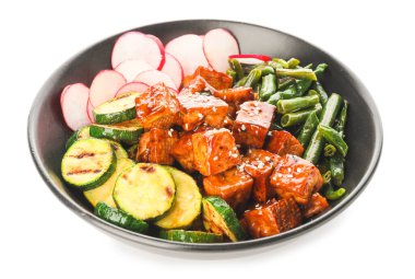 Beyaz arka planda lezzetli tofu peyniri ve sebzeli kase.