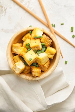 Beyaz arka planda lezzetli tofu peynirli kase