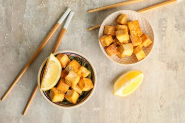 Gri arkaplanda lezzetli tofu peyniri