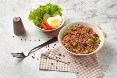 Beyaz arka planda lezzetli karabuğday tabağı