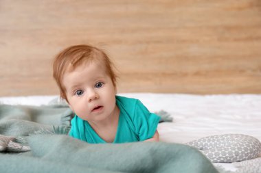 Yatakta uzanan tatlı bebek.