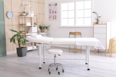 Modern tıp merkezindeki masaj terapisti.