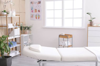 Modern tıp merkezindeki masaj terapisti.