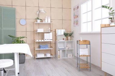 Modern tıp merkezindeki masaj terapisti.