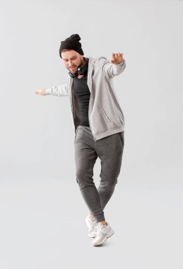 Gri arka planda yakışıklı dansçı.