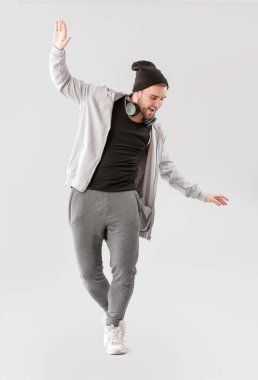 Gri arka planda yakışıklı dansçı.