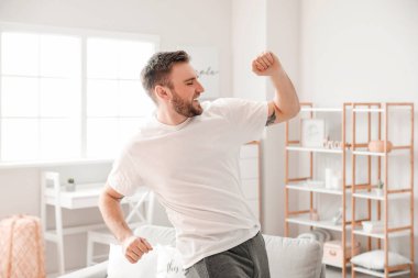 Evde dans eden yakışıklı adam.