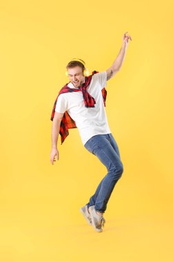 Renkli arka planda yakışıklı dansçı.