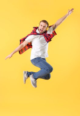 Renkli arka planda yakışıklı dansçı.