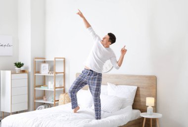 Evde dans eden yakışıklı genç adam.