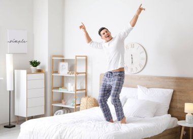 Evde dans eden yakışıklı genç adam.