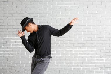 Afro-Amerikalı gençler tuğla zeminde dans ediyor