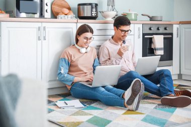 Evde birlikte çalışan genç bir çift.