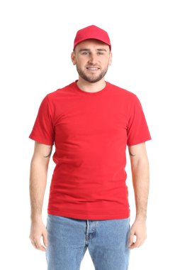 Beyaz arka planda şık şapkalı yakışıklı bir adam.