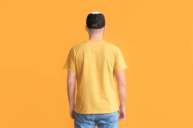 Renkli arka planda şık şapkalı yakışıklı bir adam.