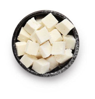 Beyaz arka planda lezzetli peynirli kase