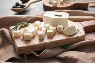 Lezzetli peynirli pano masada.