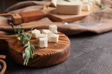 Lezzetli peynirli pano masada.