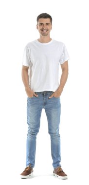 Beyaz arka planda şık tişörtlü adam
