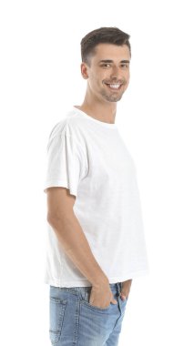 Beyaz arka planda şık tişörtlü adam