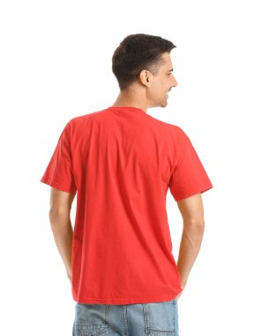 Beyaz arka planda şık tişörtlü adam