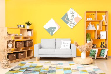 Rahat kanepesi olan modern bir oda.