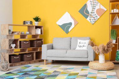 Rahat kanepesi olan modern bir oda.