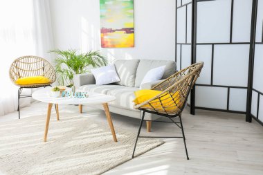 Rahat kanepesi olan modern bir oda.