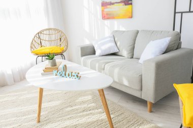 Rahat kanepesi olan modern bir oda.