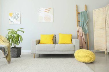 Rahat kanepesi olan modern bir oda.