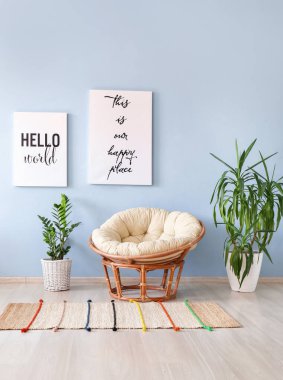 Rahat koltuğu ve çiçekleri olan modern bir oda.